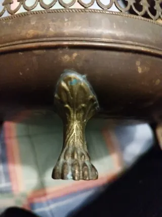 Frutero antiguo con patas