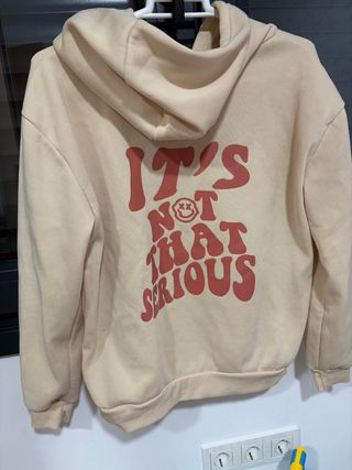 Sudadera beige talla S con estampado