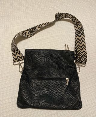 Bolso negro ante con correa estampada