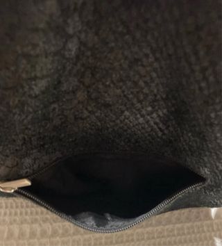 Bolso negro ante con correa estampada