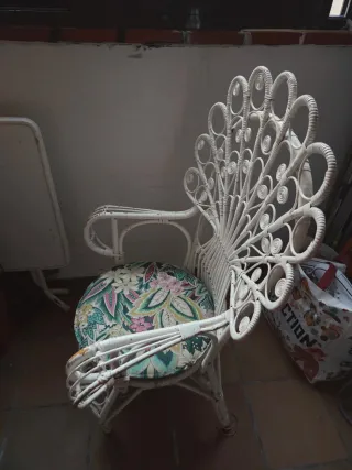 Silla de mimbre estilo pavo real