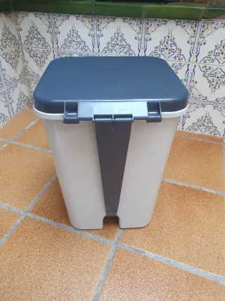 Cubo de basura con pedal