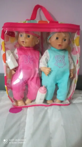 Muñecos gemelos niño y niña con biberón