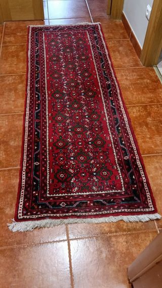 Tappeto di lana rossa e multicolore