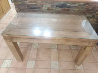 Mesa de madera con tapa de cristal