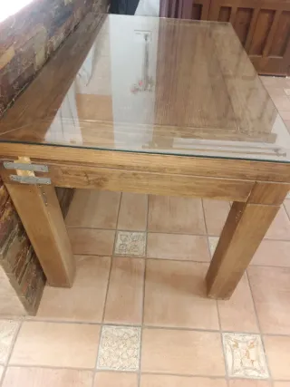 Mesa de madera con tapa de cristal