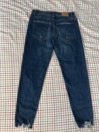 Vaqueros desgastados con rotos