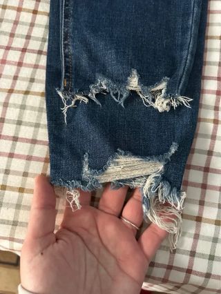 Vaqueros desgastados con rotos