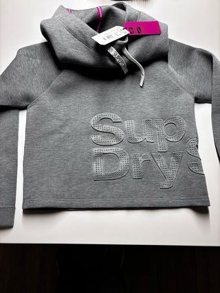 Sudadera gris con logo deportivo