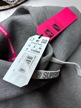 Sudadera gris con logo deportivo