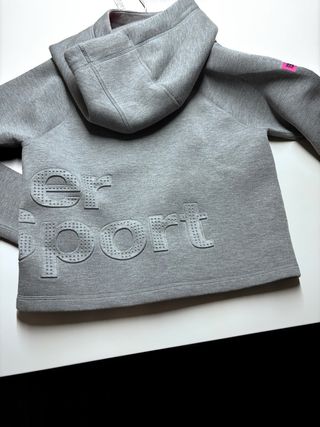 Sudadera gris con logo deportivo