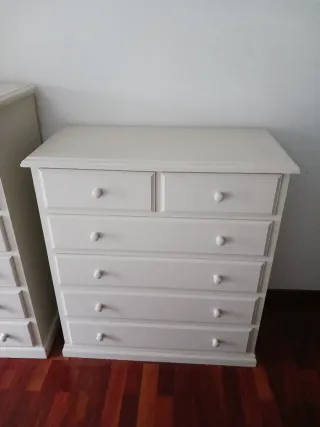 Cómoda de madera pintada en blanco roto