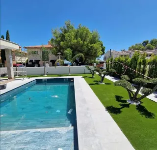 Césped artificial y servicios de jardinería