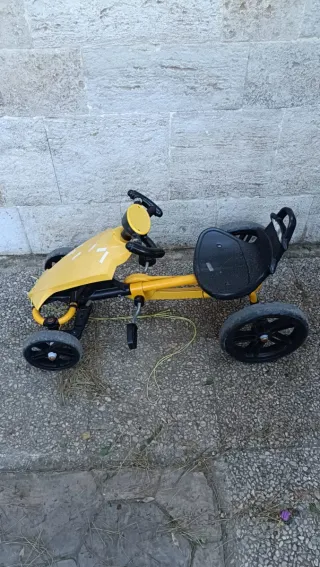 Kart a pedales amarillo y negro