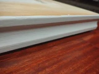 Marco de madera con acabado en blanco roto