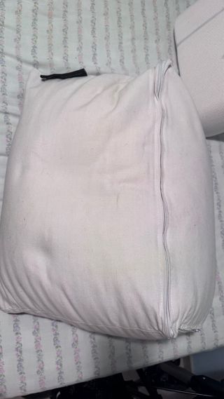 Cojín beige y negro de tela