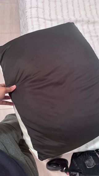 Cojín beige y negro de tela