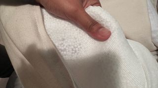 Cojín beige y negro de tela