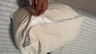 Cojín beige y negro de tela