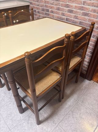 Mesa y sillas de cocina