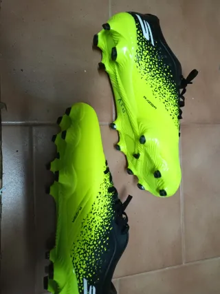 Botas de Fútbol Negras y Amarillas