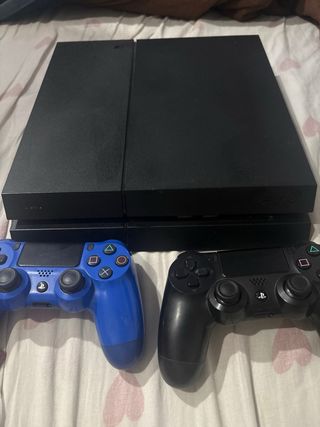 PS4 (PlayStation 4) con 2 mandos 2 juegos.
