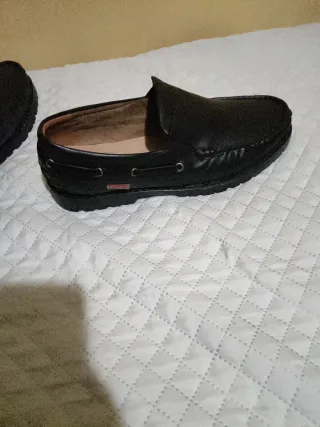 Mocasines de piel hombre negros, estilo clásico.