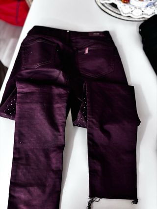 Pantalones vino con pedrería