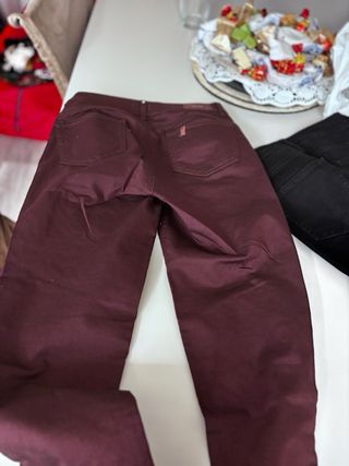 Pantalones vino con pedrería