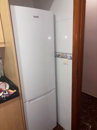 Nevera Kunft con Congelador - 1 Año Uso