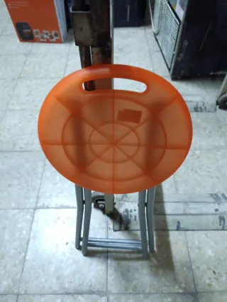 Banqueta plegable naranja y gris