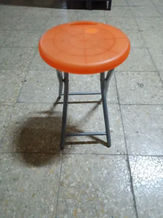 Banqueta plegable naranja y gris