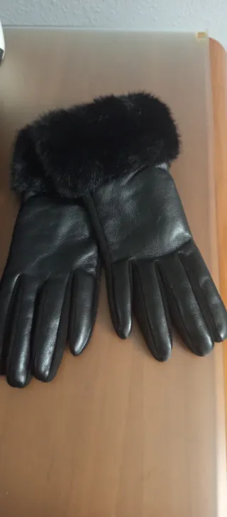 Elegantes guantes de cuero con pelo