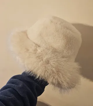 Cappello bianco con pelo nuovo