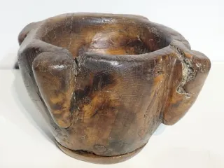 Antiguo mortero de madera rústico