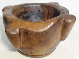 Antiguo mortero de madera rústico