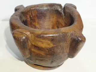 Antiguo mortero de madera rústico