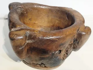 Antiguo mortero de madera rústico