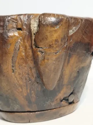 Antiguo mortero de madera rústico