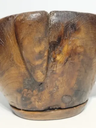 Antiguo mortero de madera rústico