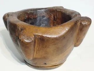 Antiguo mortero de madera rústico