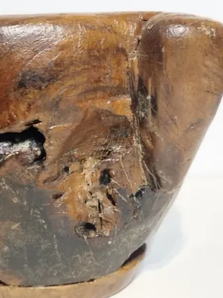 Antiguo mortero de madera rústico