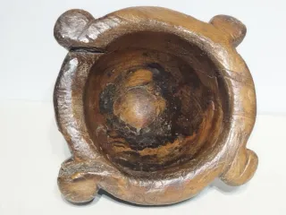 Antiguo mortero de madera rústico