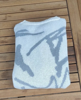 JERSEY DE PUNTO CON DISEÑO ABSTRACTO BLANCO Y GRIS