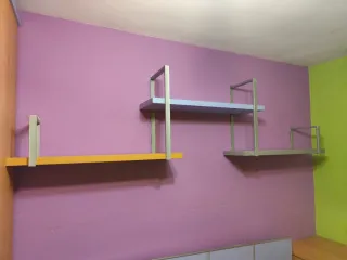 Estantería modular metálica y madera