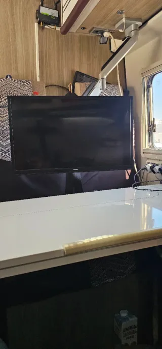 TV Nokia Smart TV 24” Android  con Brazo VESA 360°