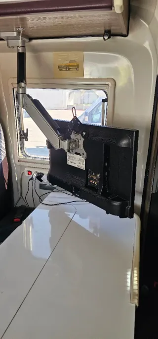 TV Nokia Smart TV 24” Android  con Brazo VESA 360°