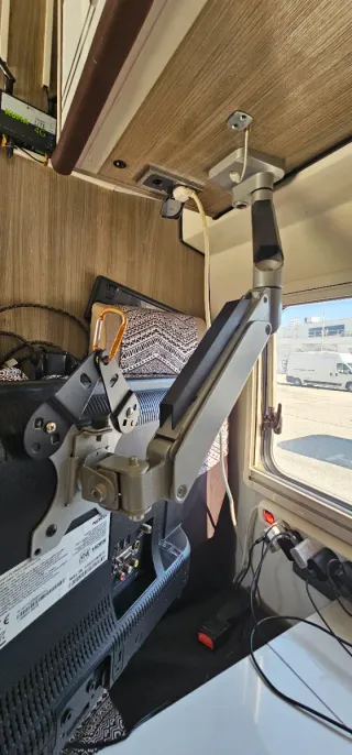 TV Nokia Smart TV 24” Android  con Brazo VESA 360°