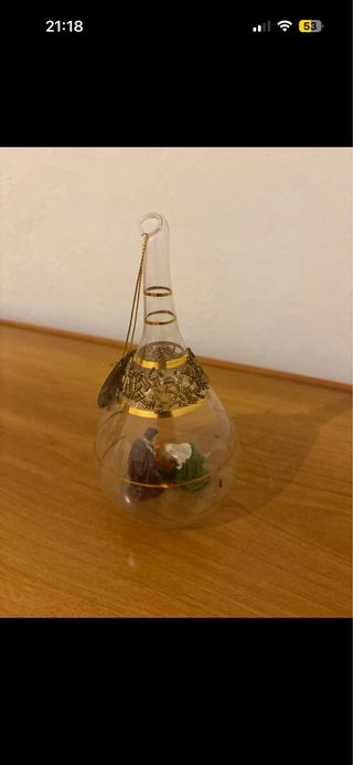 Presepe in campana di vetro decorata