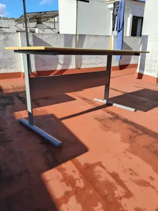 Mesa de oficina madera y metal